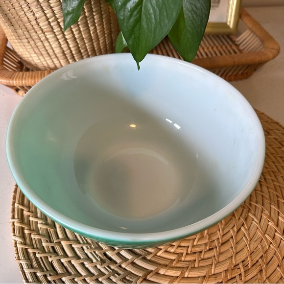 Pyrex Vintage 403 2.5 Quart Mixing Bowl Green - Picture 2 of 5